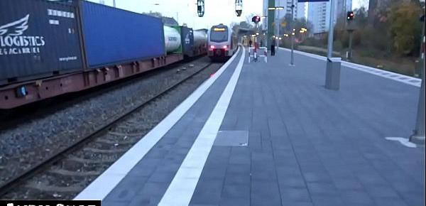 Auf Bahnhofsklo schwanger gemacht...Ihr läuft die Suppe aus der Fotze!!!
